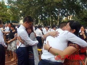 成人礼给家长鞠躬视频,成人礼上家长感动瞬间