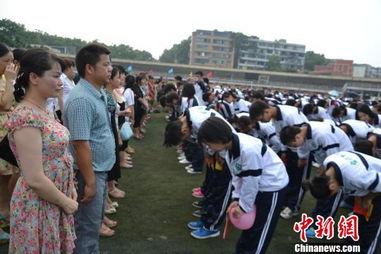 成人礼给家长鞠躬视频,成人礼上家长感动瞬间