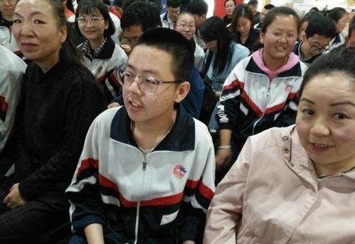 成人礼给家长鞠躬视频,成人礼上家长感动瞬间