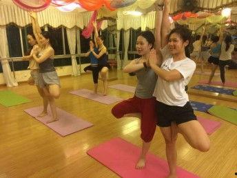 成人瑜伽班课堂视频,探索身心和谐之道