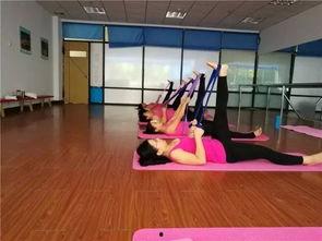 成人瑜伽班课堂视频,探索身心和谐之道