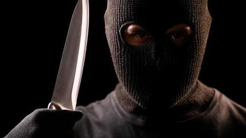 成人整蛊假刀视频,惊悚整蛊！成人假刀视频揭秘惊险瞬间