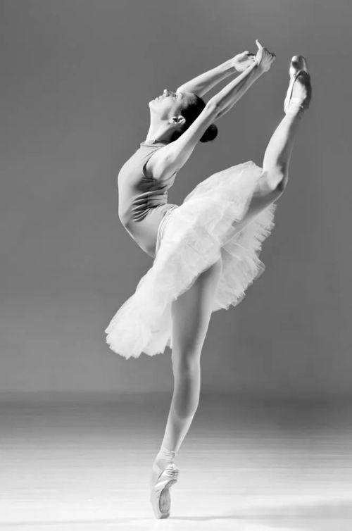 芭蕾踩胯压腿视频成人,从视频看成人生涯的磨砺与蜕变